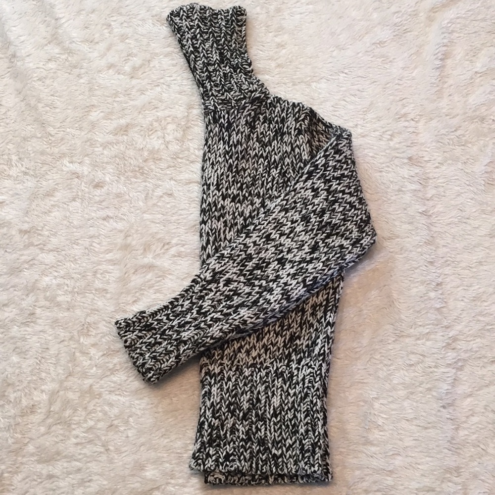 🎈SALE🎈The Limited chunky sweater. Size Large. - Picture 3 of 5